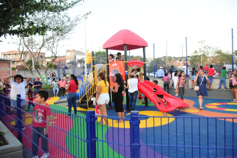 Niños jugando en parque Villa del Rosario.