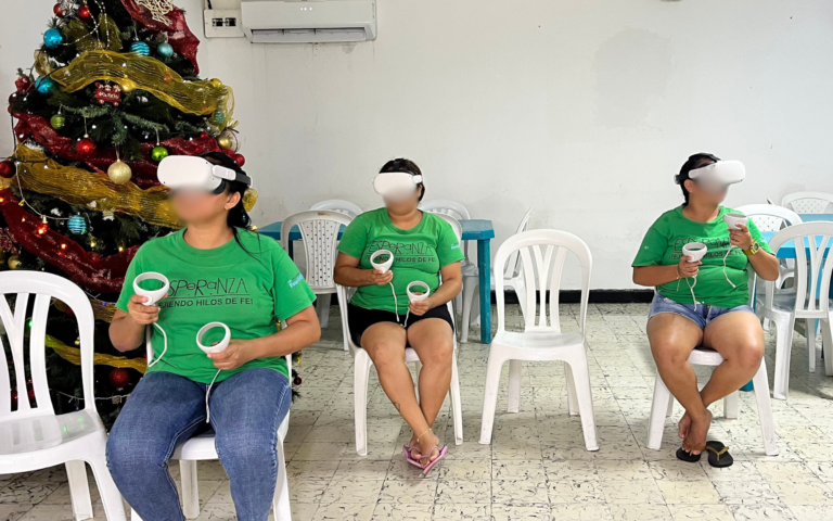 Mujeres en Centro de Rehabilitación Femenino El Buen Pastor con gafas de realidad virtual