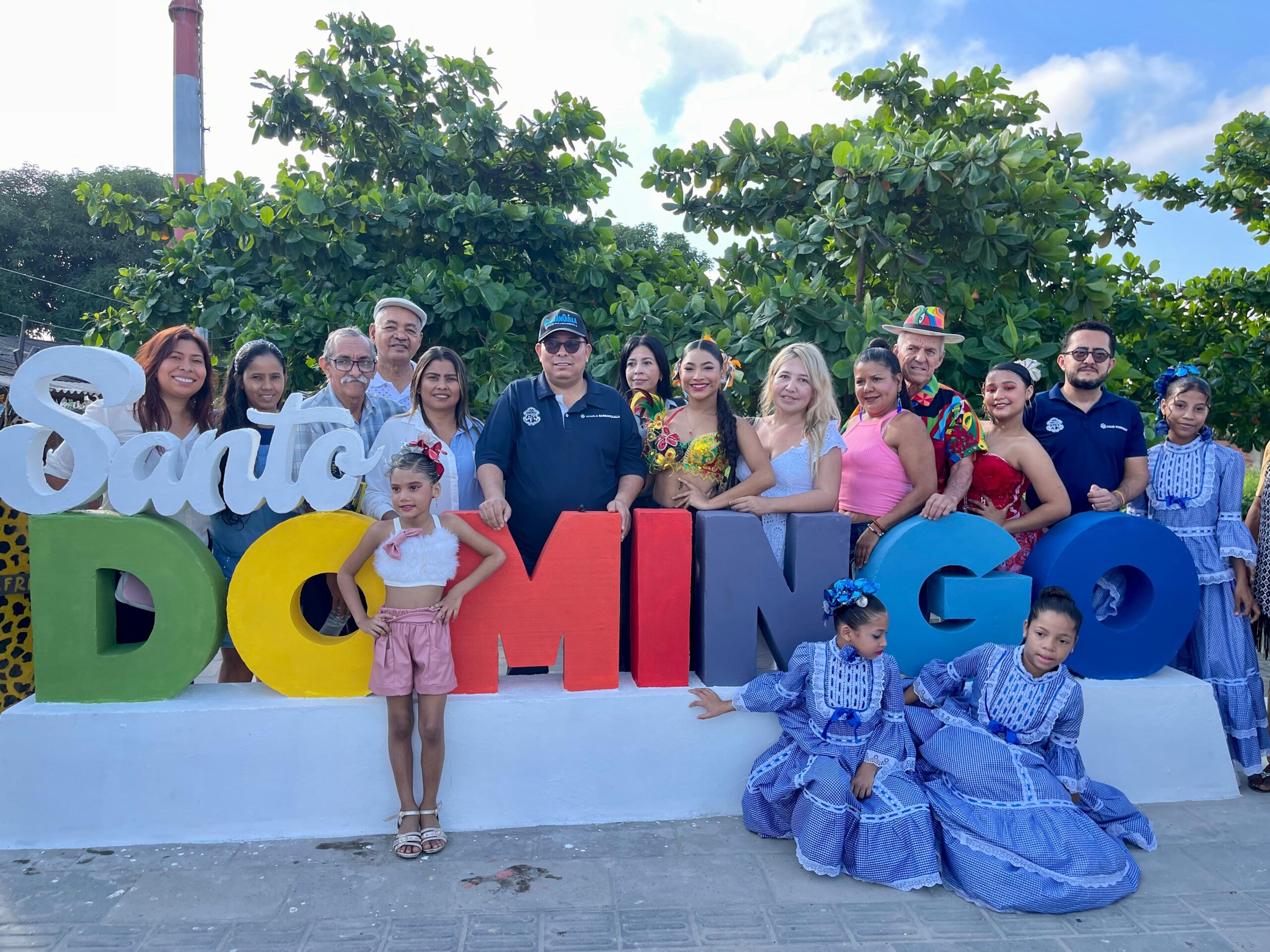 Juan Ospino junto a grupo de funcionarios y comunidad en identificador Santo Domingo.