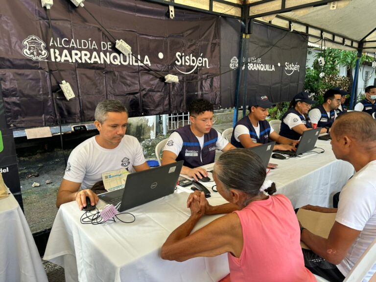 Tramitadores de sisben atendiendo a la comunidad.