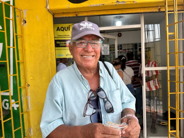 Adulto mayor sonríe al recibir el Subsidio Distrital en un punto Efecty.