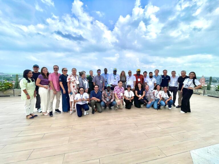 Grupo de lideres y representantes de distintas ciudades del mundo reunidos en la Alcaldía de Barranquilla