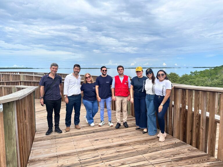 lideres de la Agencia de Cooperación Española junto Ana Maria Badel y su equipo en la Ciénaga de Mallorquín