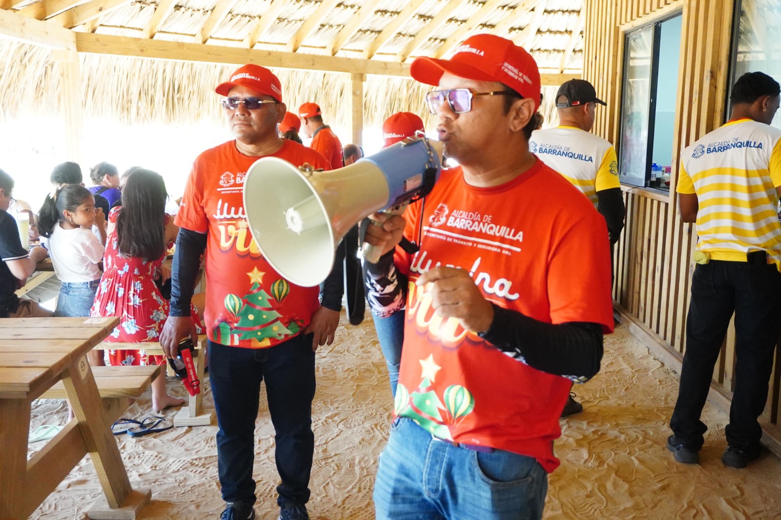 FUNCIONARIO CON UN MEGAFONO EN LAS PLAYAS DE PUERTO MOCHO