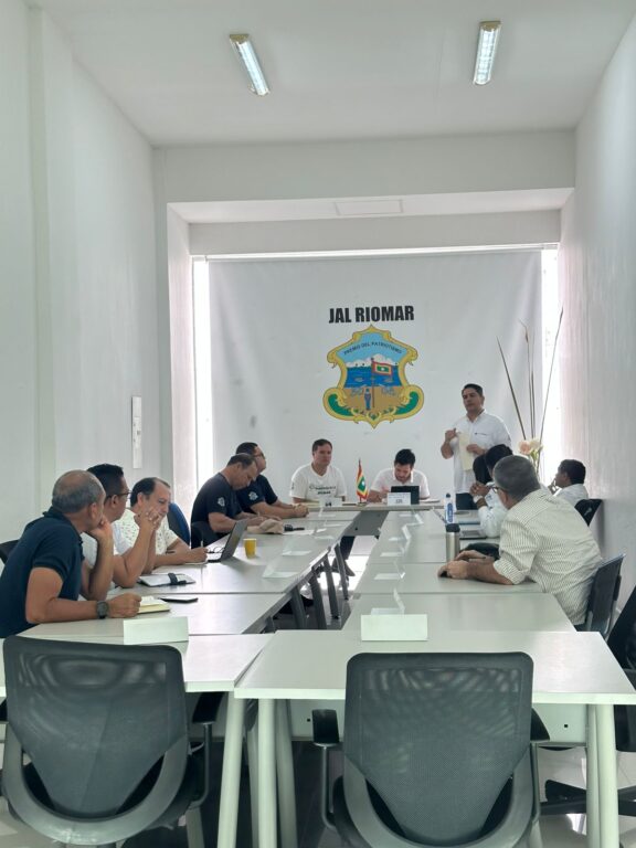 El alcalde local Pedro Acosta, reunido con miembros del Consejo Local de Gobierno. 