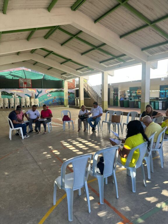 Miembros de la acción comunal de Siape, San Salvador, La Floresta participando de una mesa de trabajo para plan de desarrollo local.