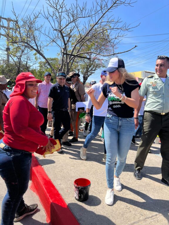 Ana María Aljure y el coronel Daniel Gutiérrez en un día de limpieza con reclusos.