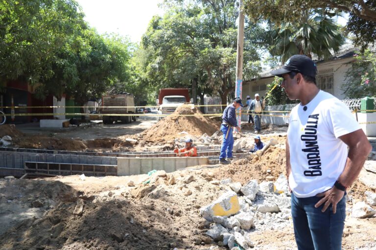 Alcalde Char en inspección de obras de canalizacion de arroyo carrera 18.