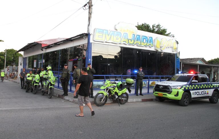 Miembros de la fuerza pública en visita de estrategia de seguridad a establecimientos comerciales. 