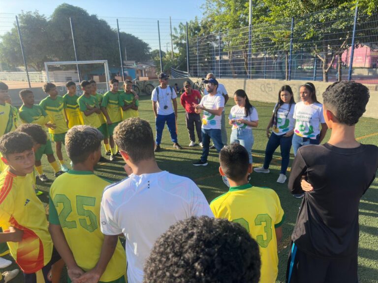 Los psicólogos del Ministerio de Salud hablan con jugadores de niños en el campo.