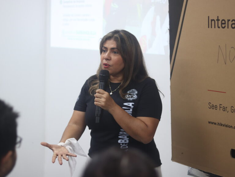 Dina Luz Pardo interviniendo en mesa de trabajo con recicladores.