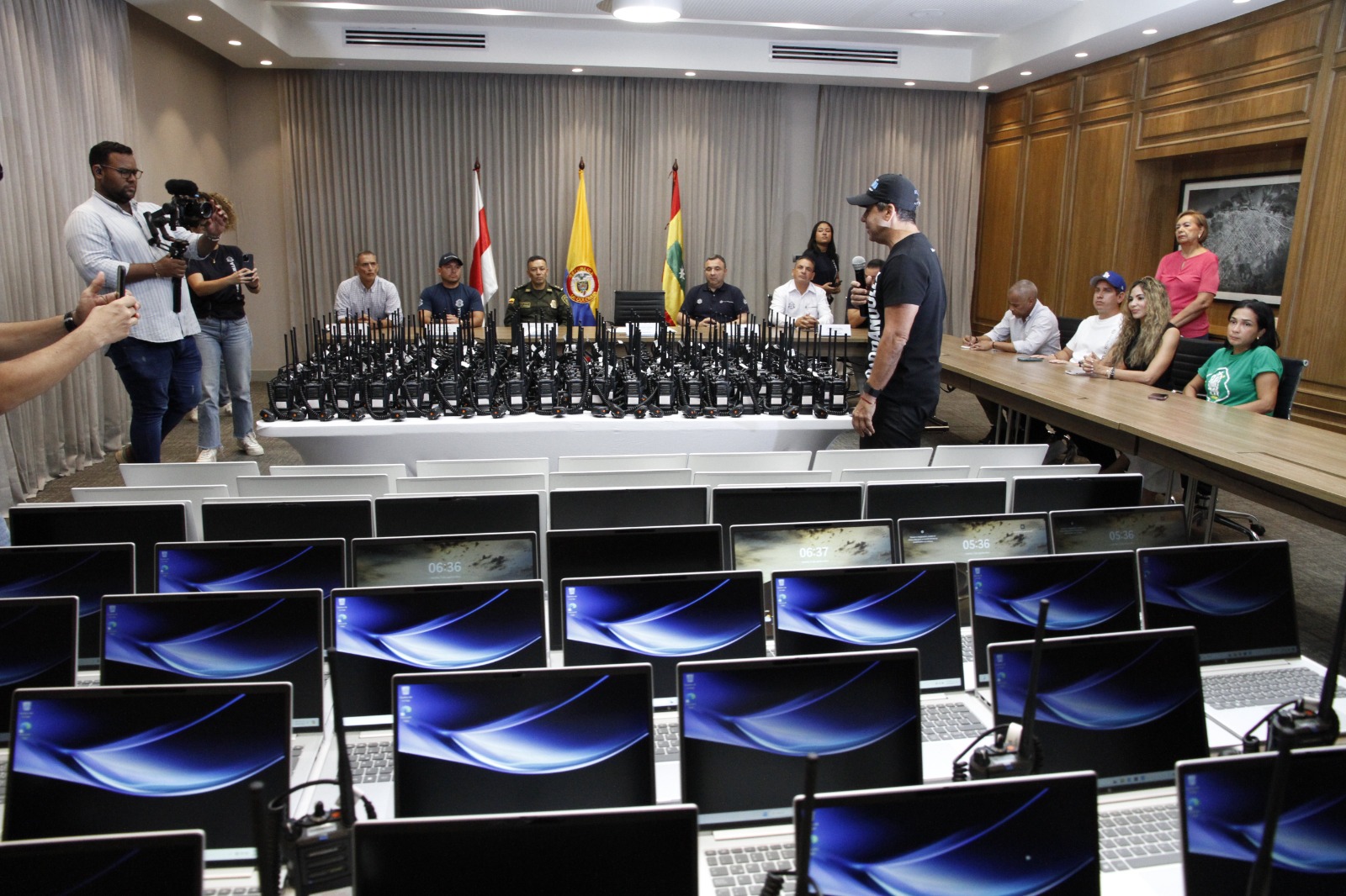 Alcalde Char entregando dotación a la Policía.