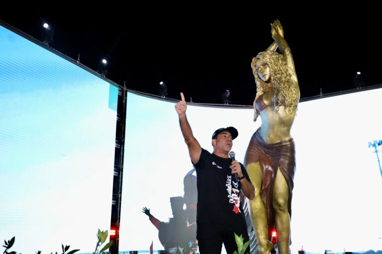 Alcalde Char, presentando 'En Barranquilla se baila así’.