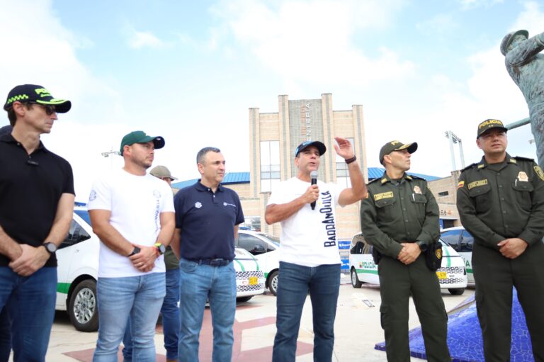 Alcalde Char, Nelson Patrón, Yesid Turbay en entrega de CAI móviles a la Policía.