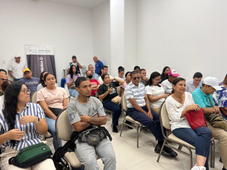 Asistentes a entrega de alimentos para animalitos.