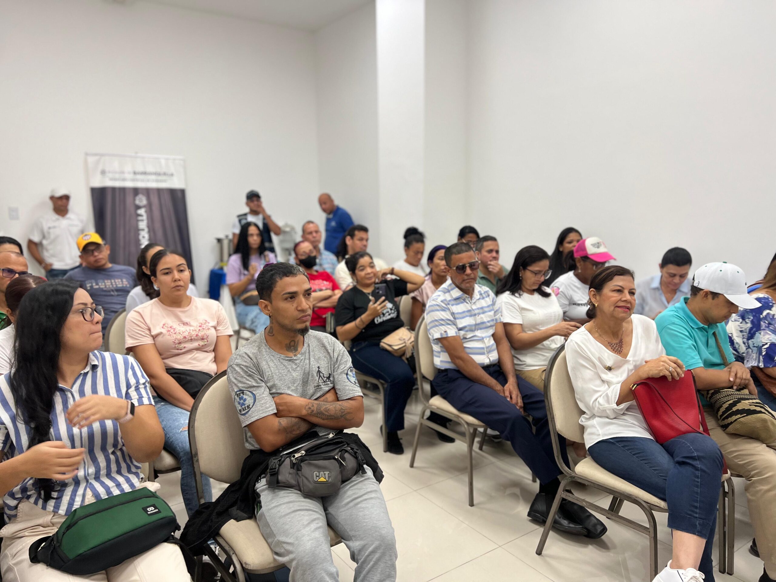 Asistente a entrega de alimentos para animalitos.