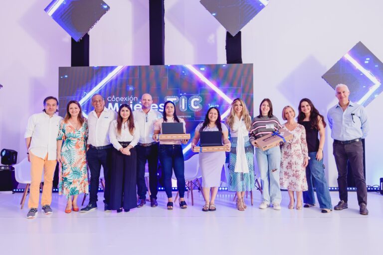 Ana María Aljure junto a grupo de mujeres becadas del programa Conexión Mujeres TIC.