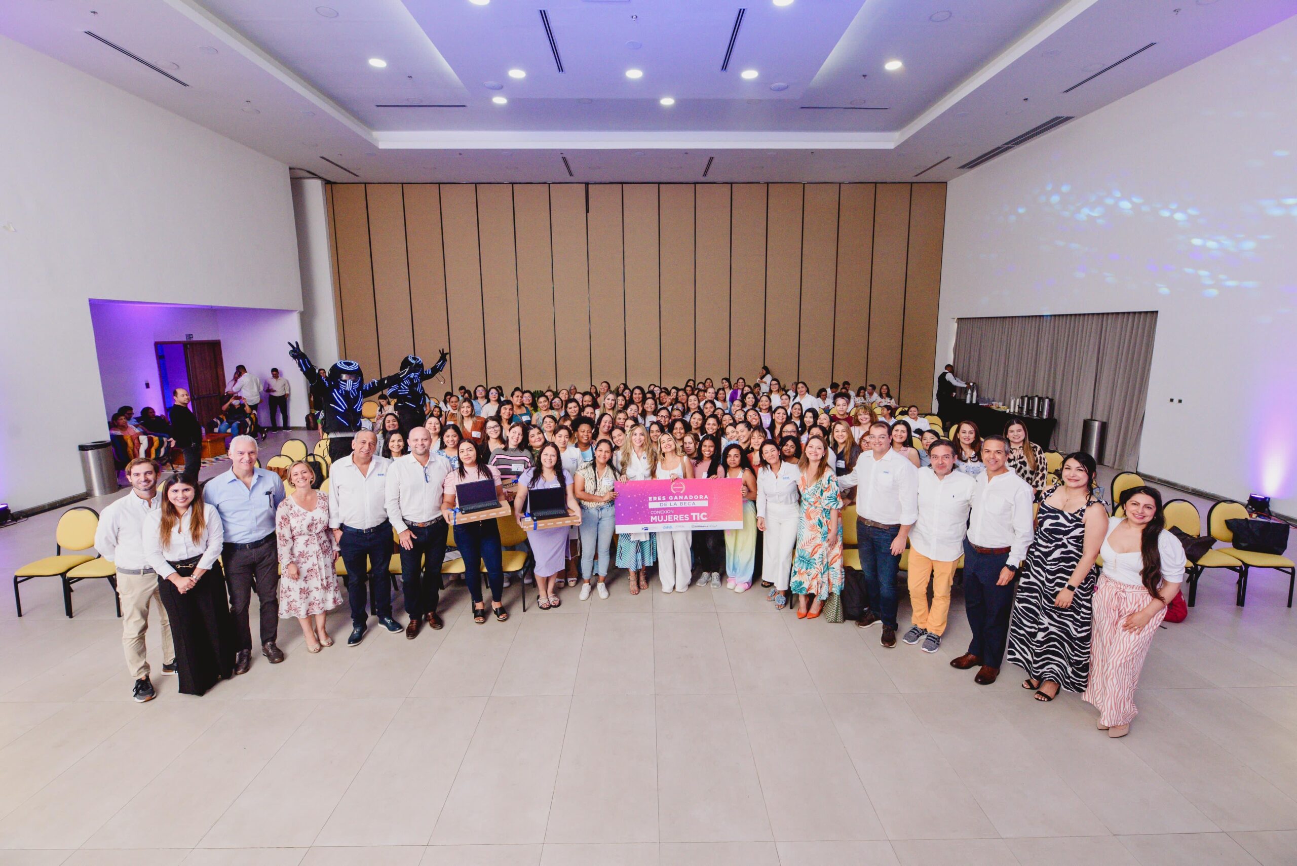 Ana María Aljure junto a grupo de mujeres becadas del programa Conexión Mujeres TIC.