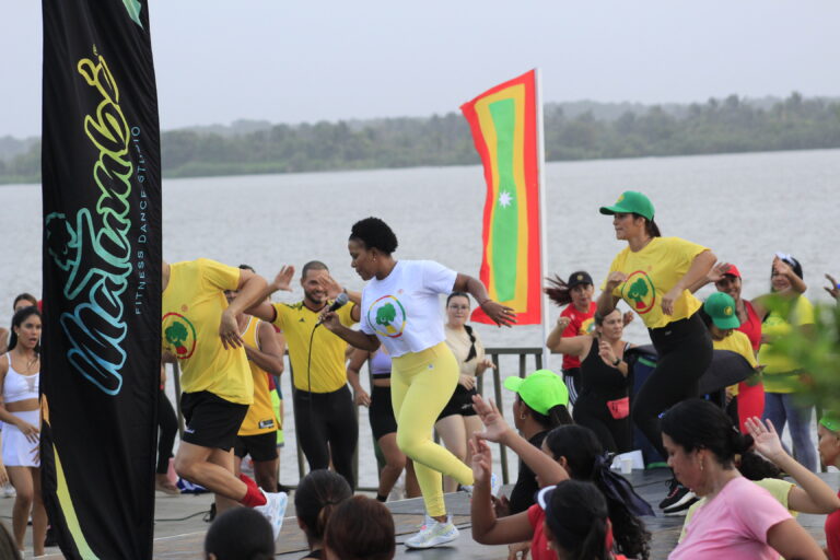 Maturana Martica y grupo de asistentes bailando en gran malecón.