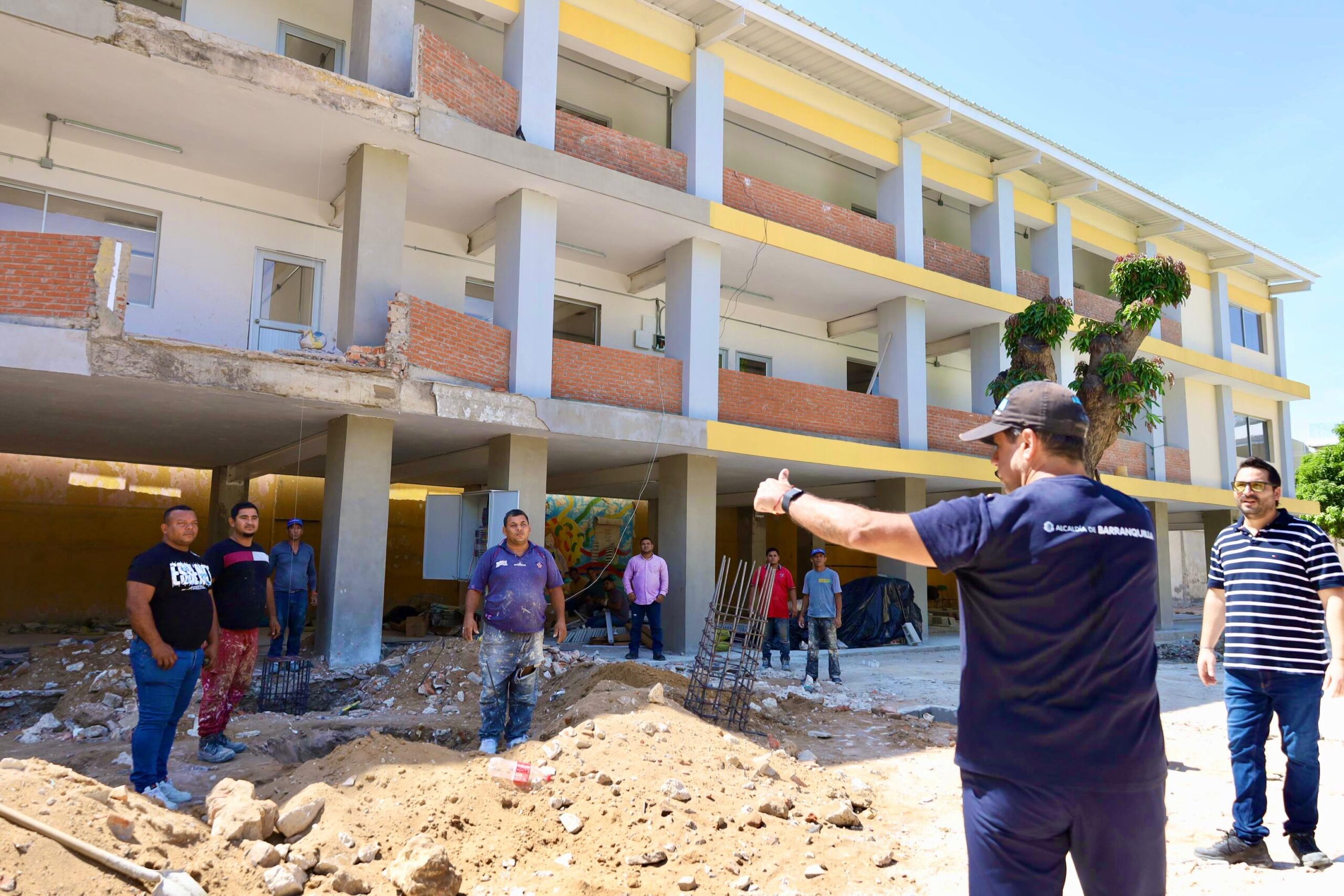 Alcalde Char junto grupo de hombres inspeccionando obras Colegio Mayor para señoritas.