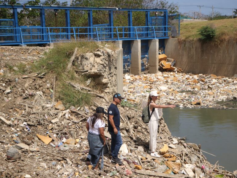 Vista del basura y residuos sólidos en jornada de limpieza.