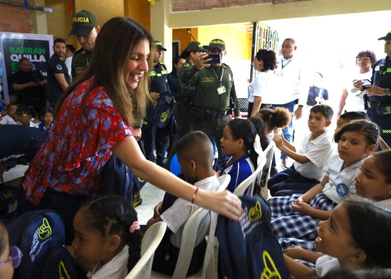 Katia Nule entrega kits escolares a niños en el regreso a clases 2025.