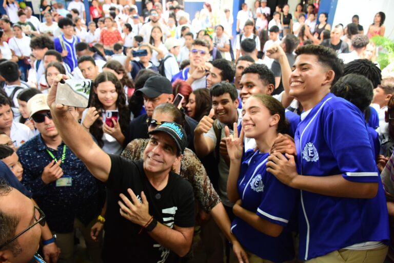 El alcalde Char junto a un grupo de estudiantes, posando para una selfie.