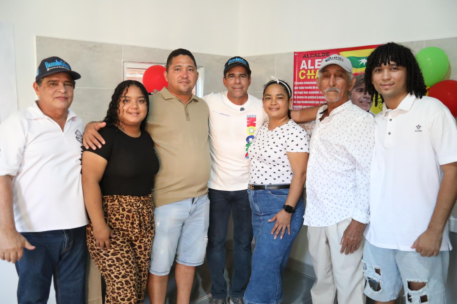 Alcalde Char, Rafael Lafont junto a beneficiarios del programa de Mejoramiento Vivienda.