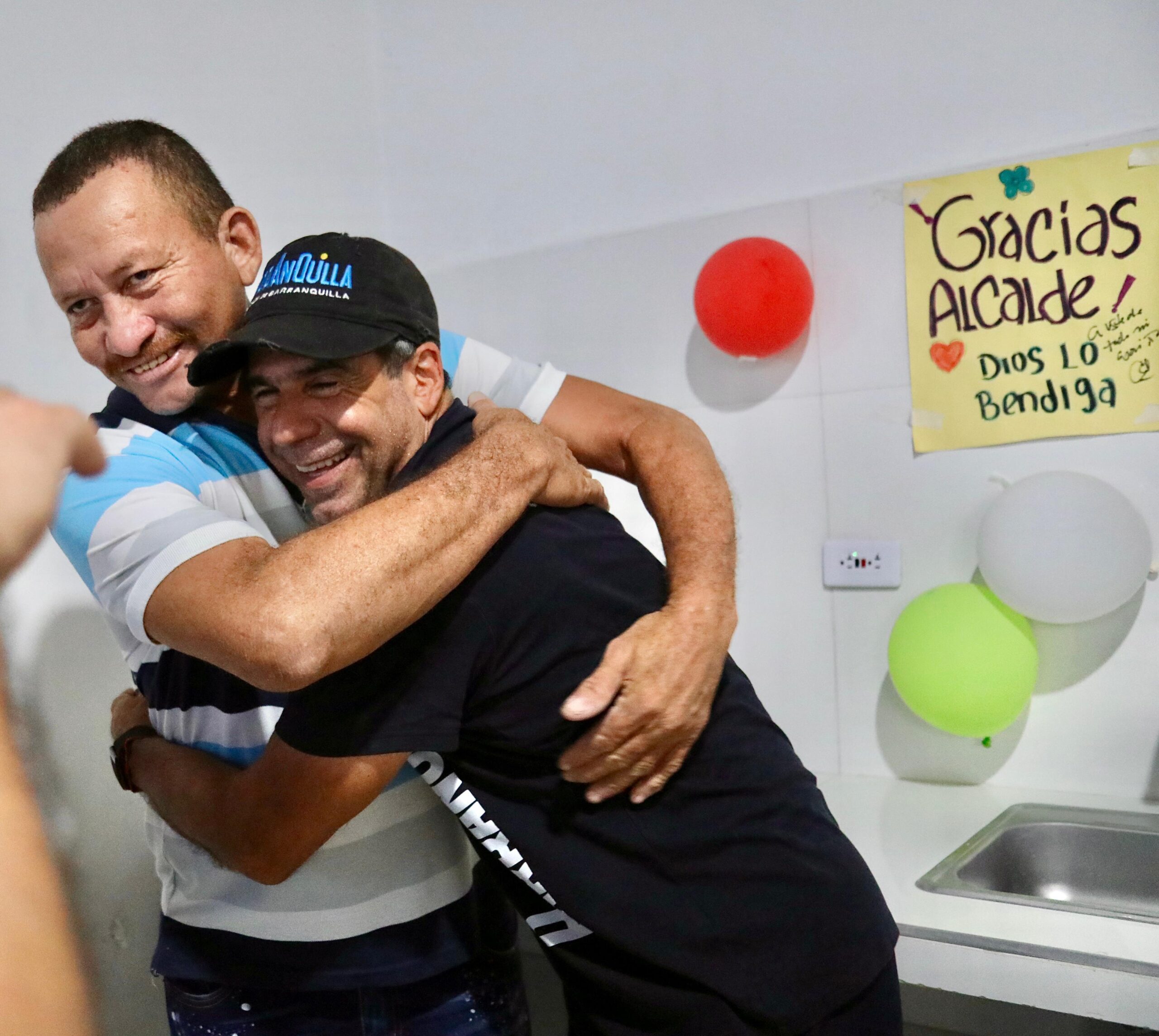 Alcalde Char recibiendo abrazo de beneficiario mejoramiento de vivienda.