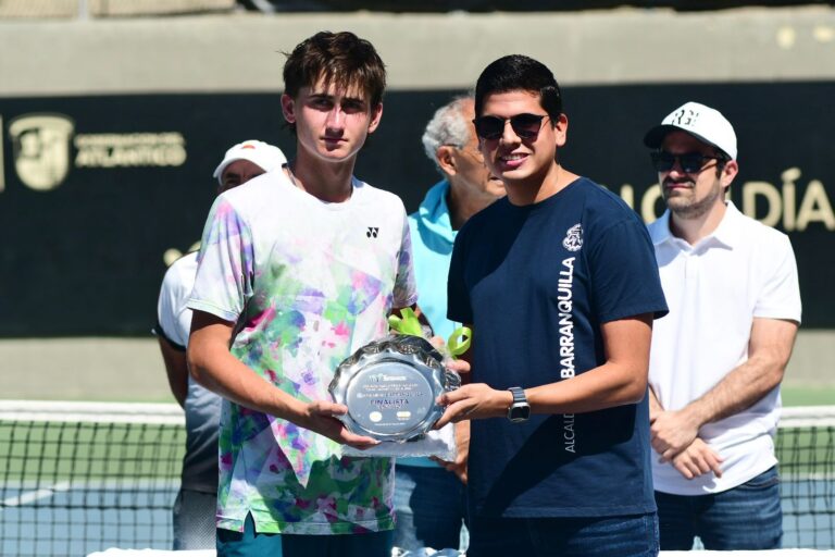 Jugador de tenis recibiendo premio en Mundial Juvenil de Tenis J300.