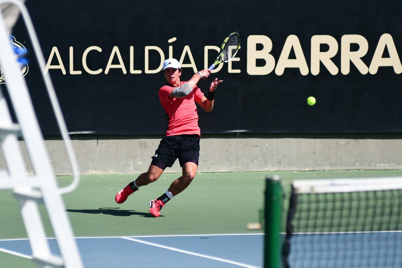 Jugador de tenis en la cancha jugando en Mundial Juvenil de Tenis J300.