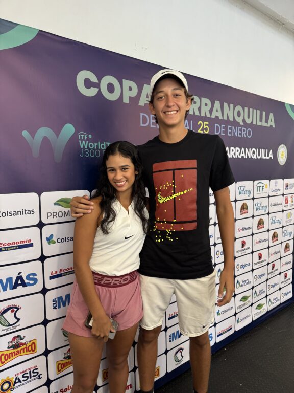 Daniela Franco y Juan Ordóñez posando en lanzamiento Mundial Juvenil de Tenis J300.