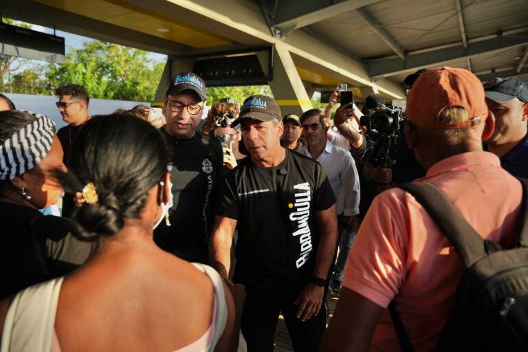 Alcalde Char saludando a usuario de Transmetro.