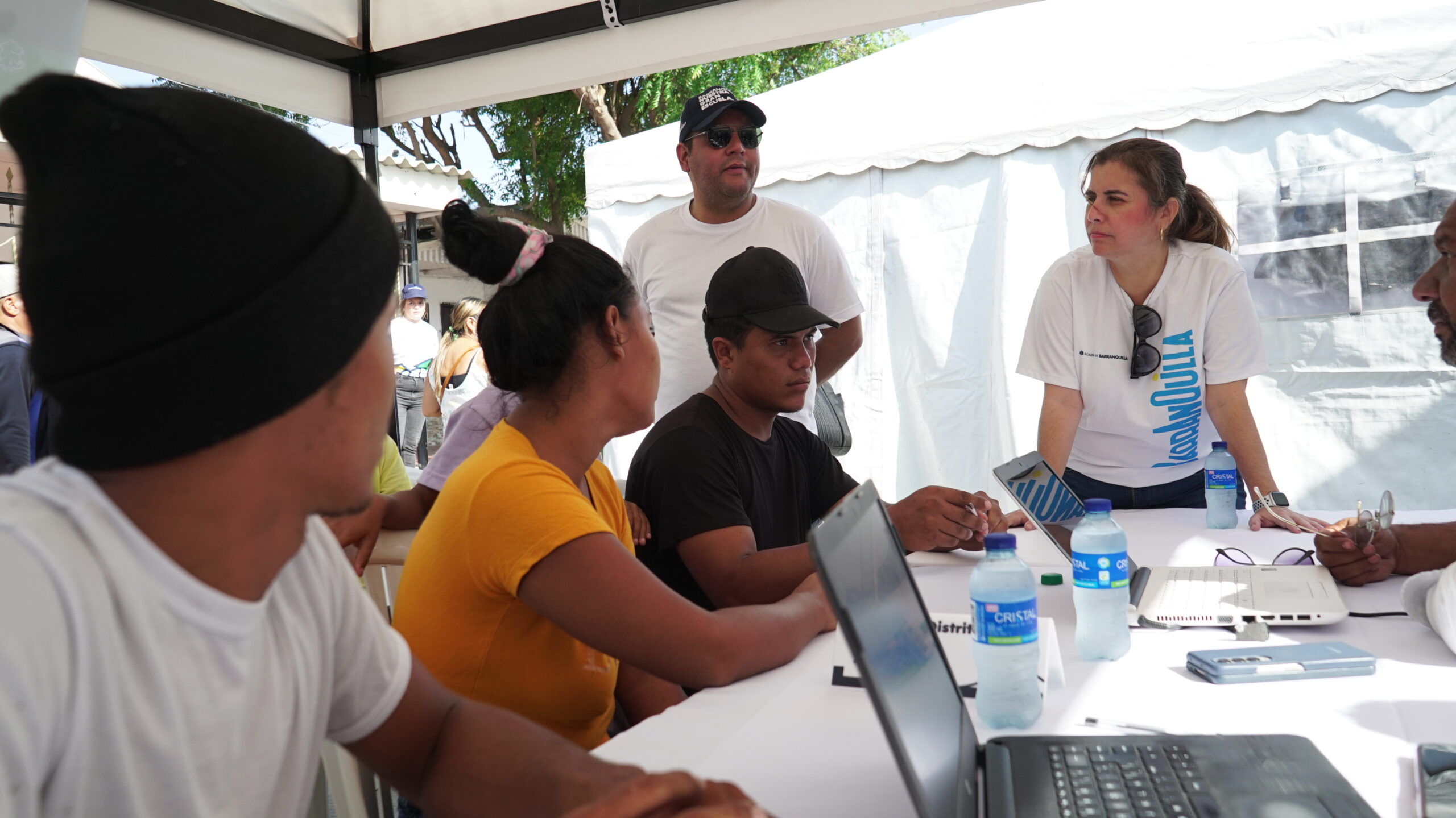 Paola Amar junto a grupo de personas en jornada de atención 'Vamos pa'l Barrio'.