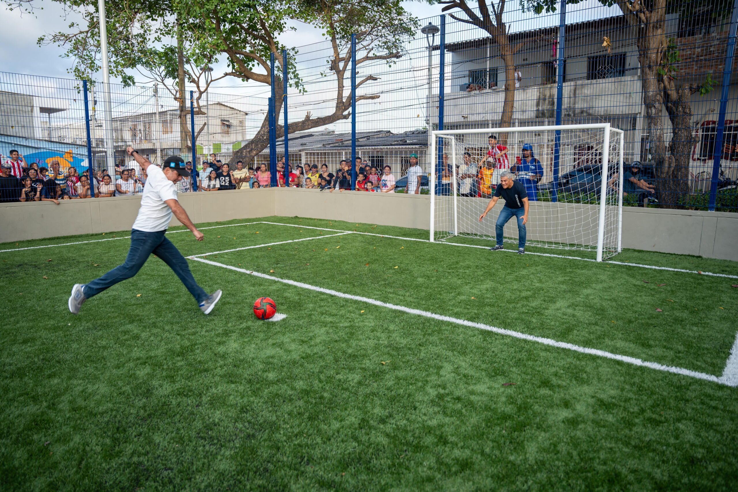 Alcalde Char patea balón de fútbol en cancha recién inaugurada parque El Milagro.