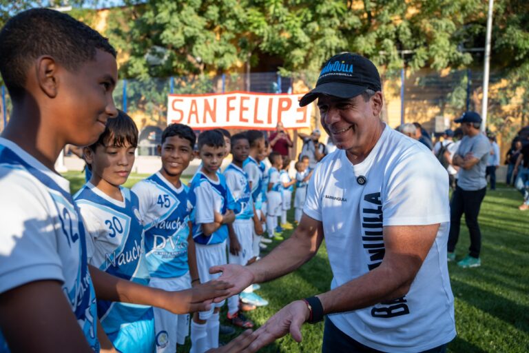 Alcalde Char saluda a niños futbolistas en la cancha San Felipe.