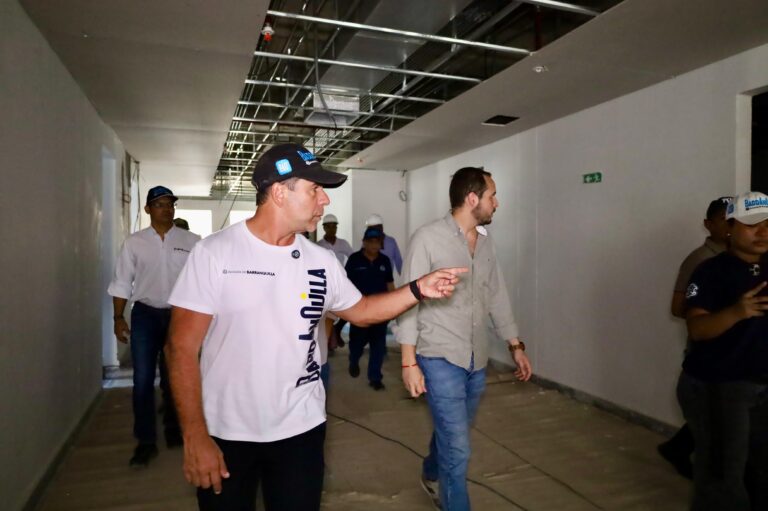 Alcalde Char en recorrido en obras del hospital San Camilo.