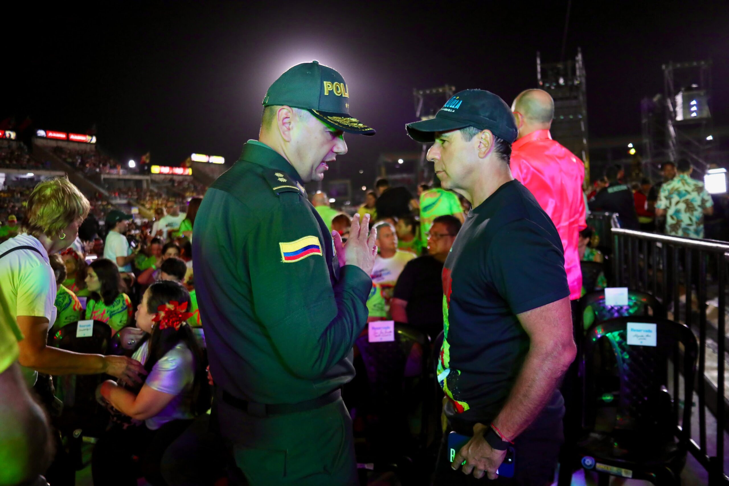 Alcalde Char y miembro de la Policía en visita a evento de Carnaval.