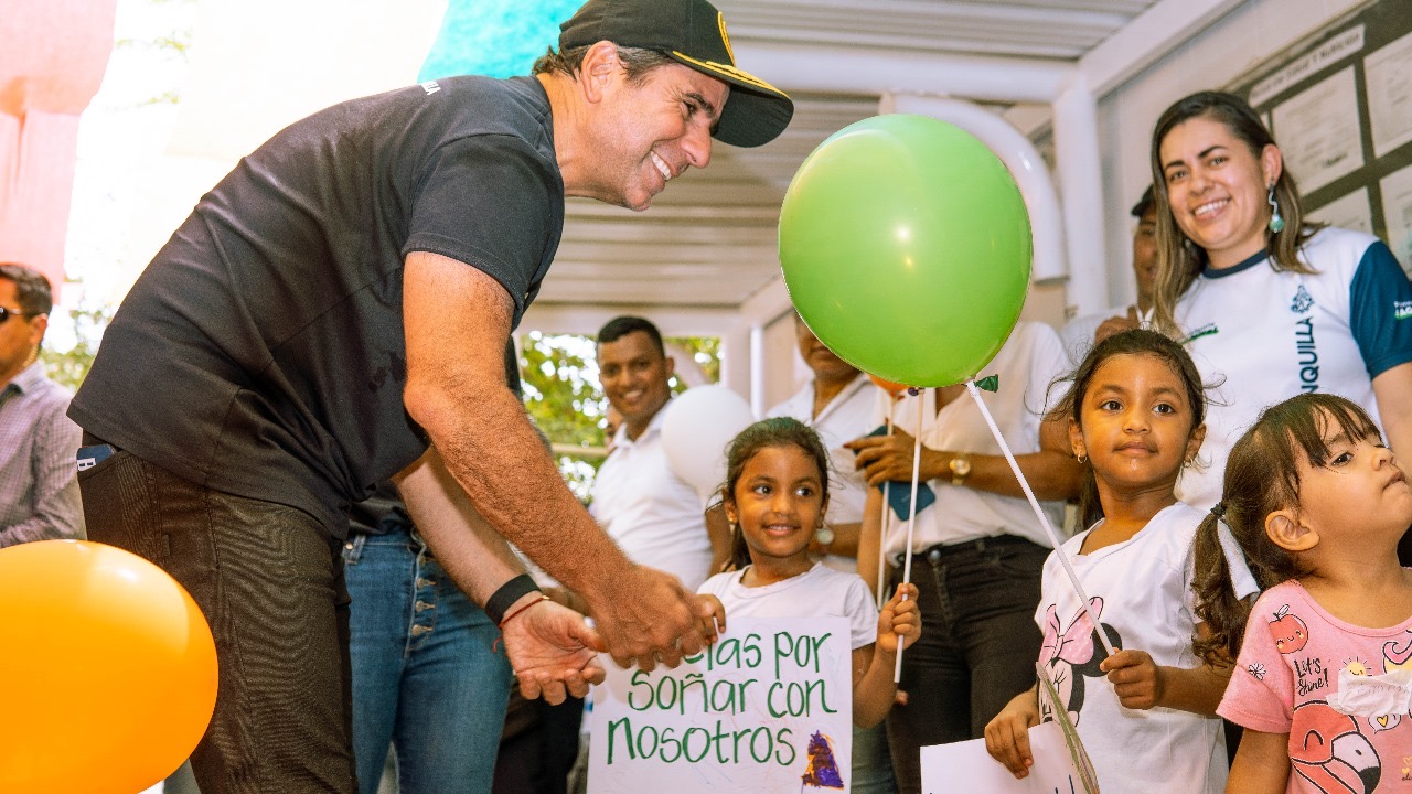 Alcalde junto a niños del programa de Primera Infancia.