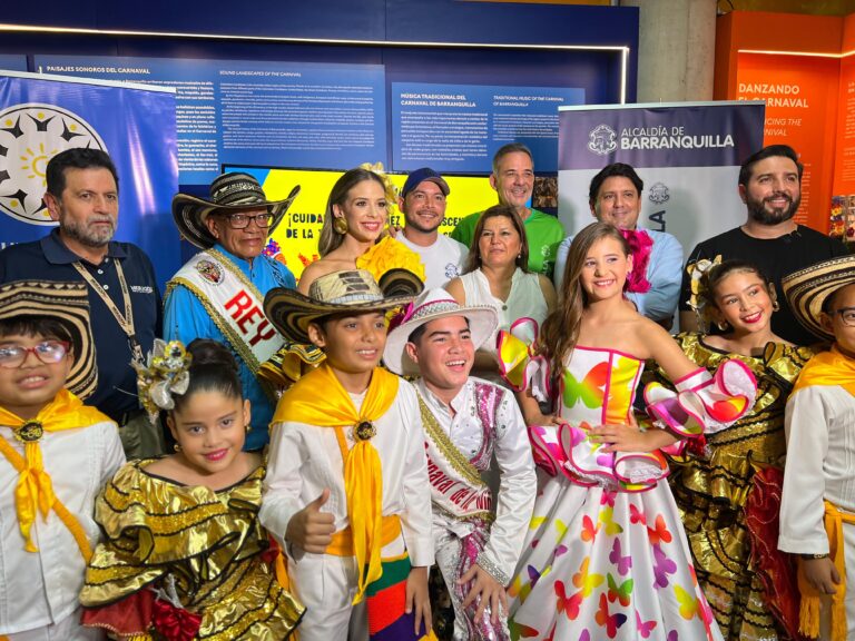 Reyes del Carnaval 2025 posando en firma simbólica de Barranquilla Puerta Protectora.