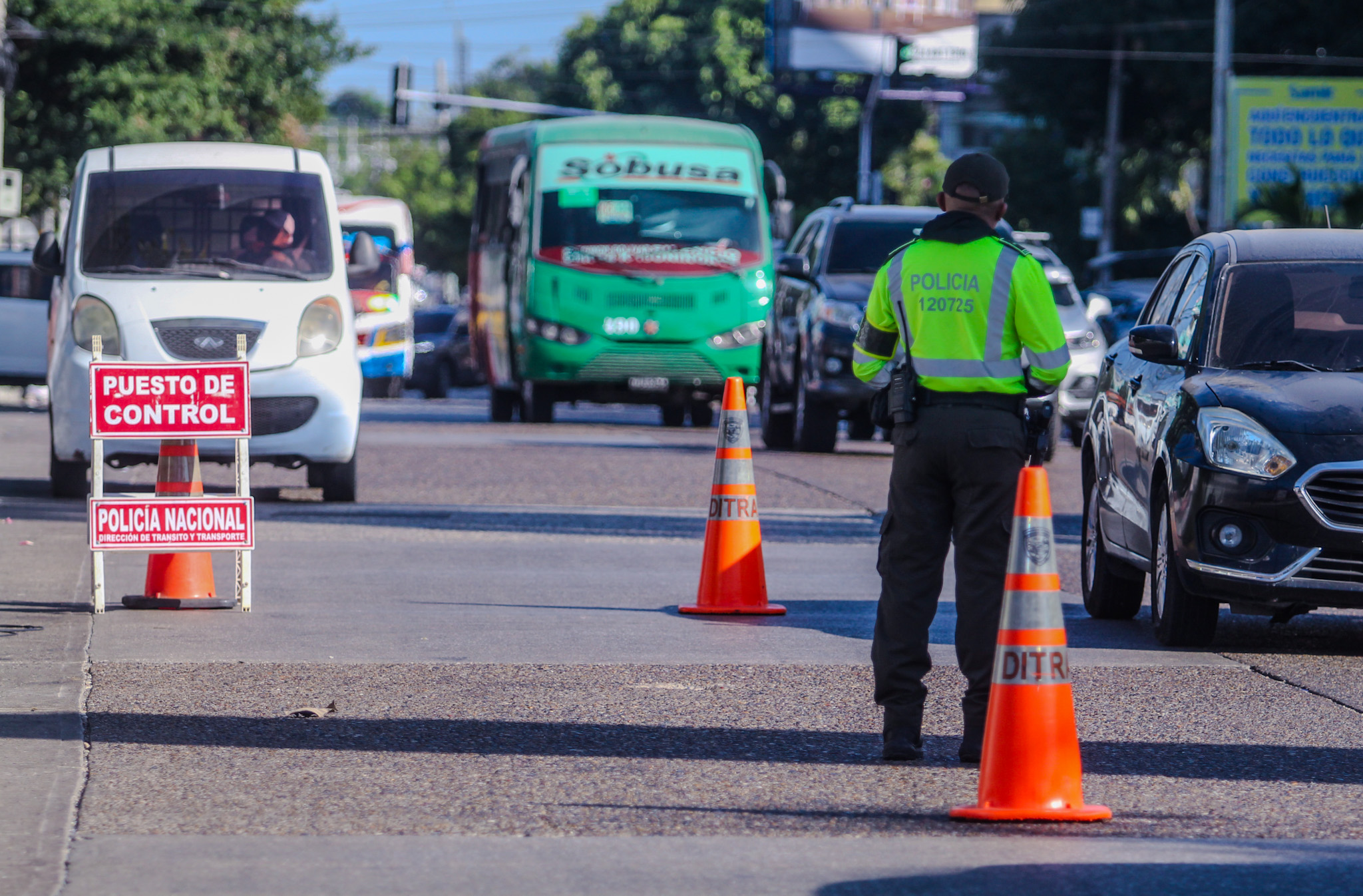 Miembro de la Policía Nacional en puesto de control.