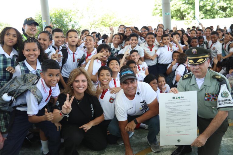 Alcalde Char, Paola Amar junto a estudiantes en inicio de clases.