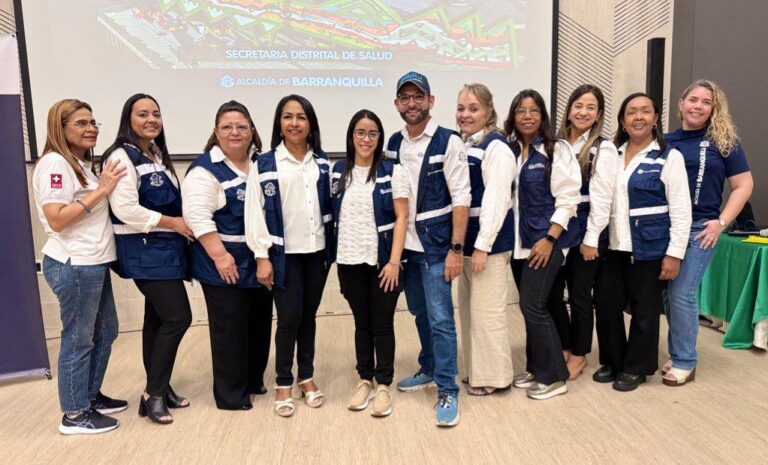 Stephanie Araujo junto a equipo de trabajo en rendición de cuentas 2025.