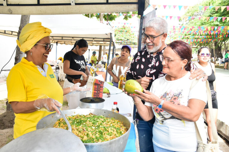 Cocinera ofrece a sus comensales durante el evento Bajero Taste.