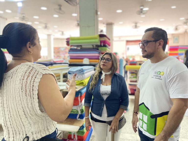 Dina Luz Pardo en sensibilización a establecimientos a comercio.