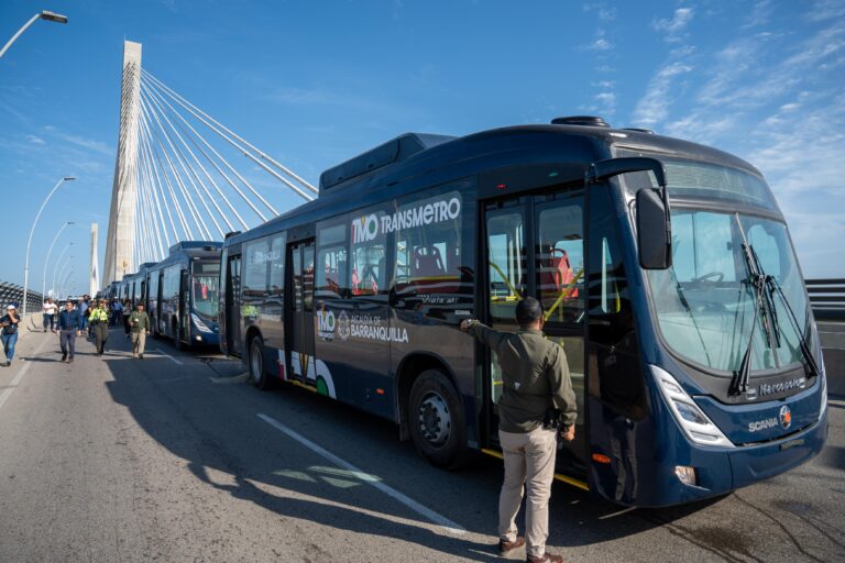 Nuevos flota de buses de Transmetro en el puente Pumarejo.