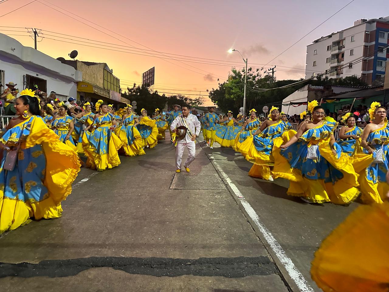 Comparsa 'A otro nivel' en el recorrido de la Noche de Guacherna