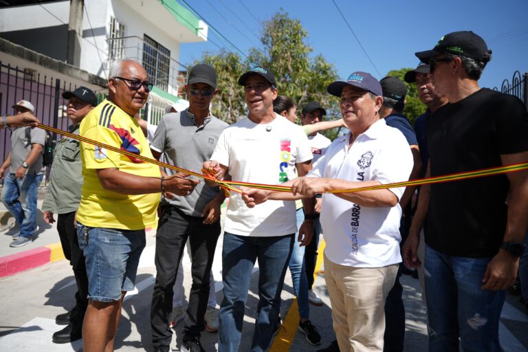 Alcalde Char, Rafael Lafont inaugurando pavimentación en barrios de Barranquilla.