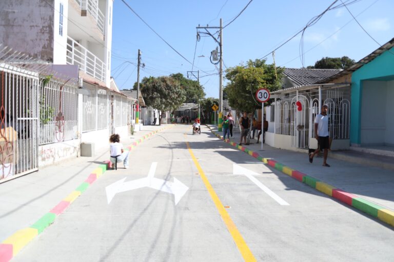 Vista de las calles pavimentadas del programa del vecindario al trabajo.