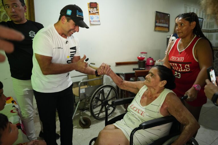 Alcalde Char saluda a mujer en silla de ruedas, beneficiaria de vivienda.